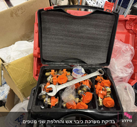 ארגז כלים עם מחברים כתומים ומפתח ברגים